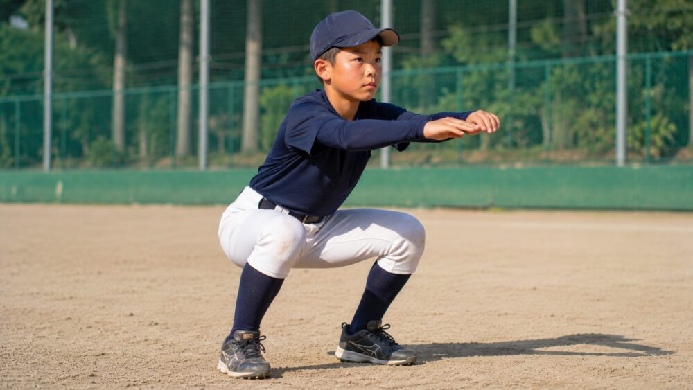 スクワットをする野球少年