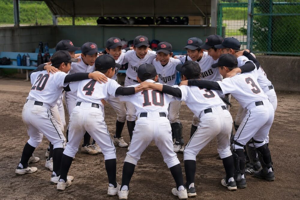 円陣を組む野球少年