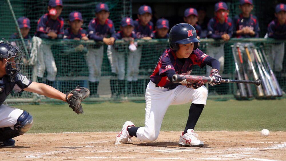 バントする野球少年